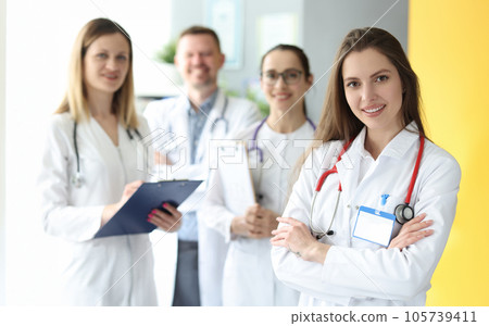 Medical doctors in white coats stand together 105739411