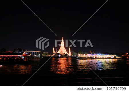 Temples "Wat Arun" and "Wat Kanrayanamit" along the Chao Phraya River in Bangkok, Thailand 105739799