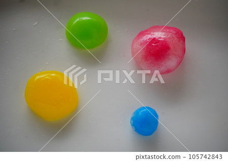 小學生暑假手工製作的超級球。 105742843