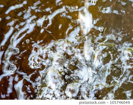 Background material Cool scenery of summer Refreshing water droplets that create ripples in a water bowl Background material Cool scenery of summer Refreshing water droplets that create ripples in a water bowl 105746049