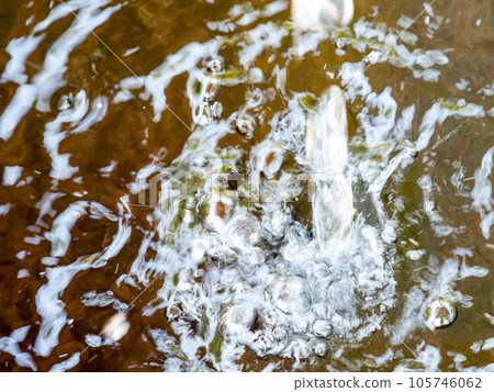 背景素材夏日清涼風景清爽的水滴在水碗中激起漣漪 105746062