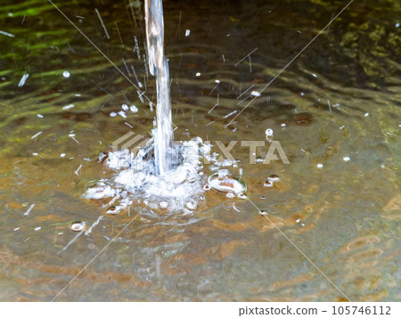 Background material Cool scenery of summer Refreshing water droplets that create ripples in a water bowl Background material Cool scenery of summer Refreshing water droplets that create ripples in a water bowl 105746112