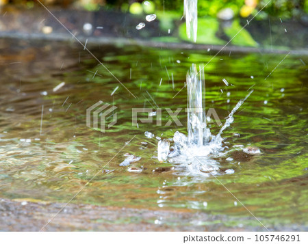 Background material Cool scenery of summer Refreshing water droplets that create ripples in a water bowl 105746291