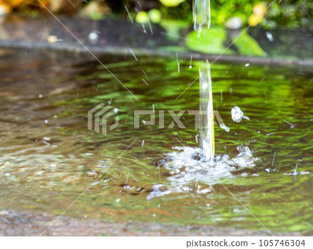 Background material Cool scenery of summer Refreshing water droplets that create ripples in a water bowl 105746304