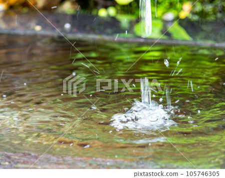 Background material Cool scenery of summer Refreshing water droplets that create ripples in a water bowl Background material Cool scenery of summer Refreshing water droplets that create ripples in a water bowl 105746305