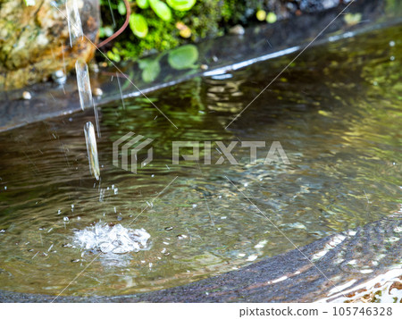 背景素材夏日清涼風景清爽的水滴在水碗中激起漣漪 背景素材夏日清涼風景清爽的水滴在水碗中激起漣漪 105746328