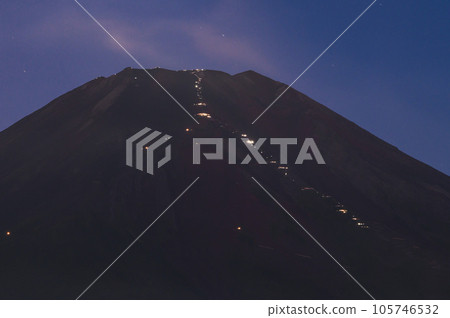 登山者通宵達旦登頂富士山看日出的光跡 登山者通宵達旦登頂富士山看日出的光跡 105746532