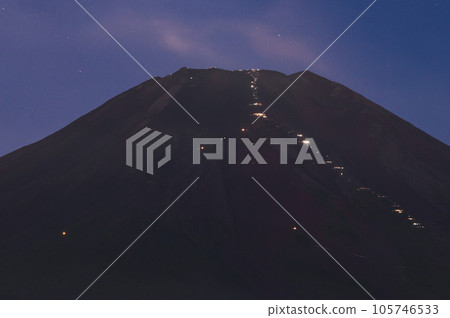 登山者通宵達旦登頂富士山看日出的光跡 登山者通宵達旦登頂富士山看日出的光跡 105746533