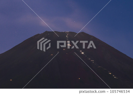 登山者通宵達旦登頂富士山看日出的光跡 登山者通宵達旦登頂富士山看日出的光跡 105746534