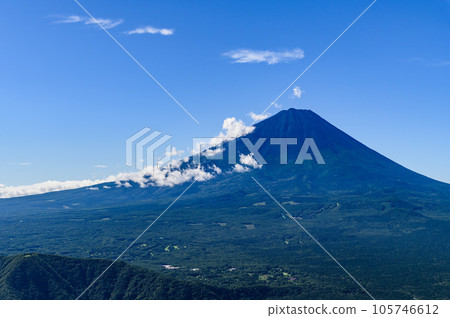 從禦坂連山小嶽山附近眺望富士山的絕景（夏日風景） 105746612