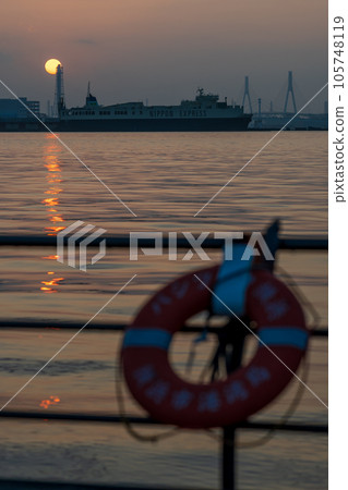 從臨港公園拍攝橫濱清爽的日出、日出風光｜神奈川縣橫濱市 105748119