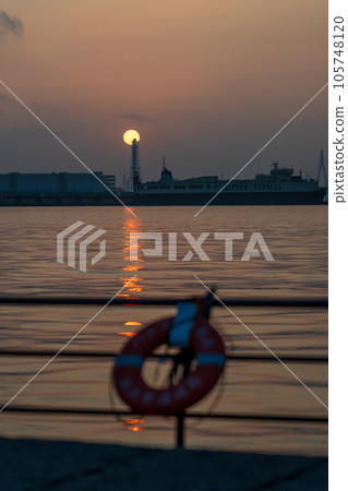 從臨港公園拍攝橫濱清爽的日出、日出風光｜神奈川縣橫濱市 105748120