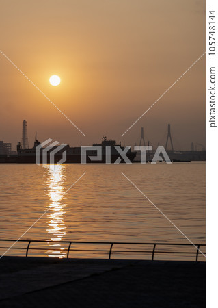 從臨港公園拍攝橫濱清爽的日出、日出風光｜神奈川縣橫濱市 105748144