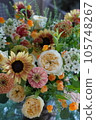 Flower arrangement with sunflowers and roses 105748267