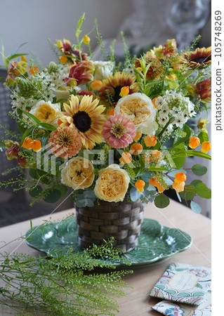 Flower arrangement with sunflowers and roses 105748269