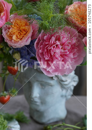 Flower arrangement of peony and roses 105748273