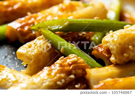 Stir-fried chikuwa and garlic sprouts (stir-fried with sauce and sesame seeds), cooking scene. Stir-fried chikuwa and garlic sprouts (stir-fried with sauce and sesame seeds), cooking scene. 105748867