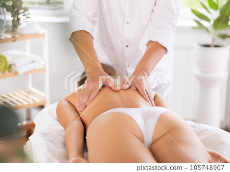 Femail having massage 105748907