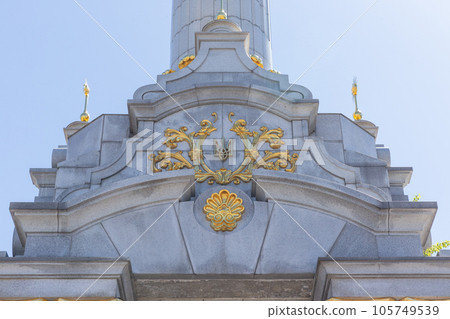 [Ukraine] A golden three-pronged spear on the tower of "Independence Square" in the center of the capital Kyiv 105749539