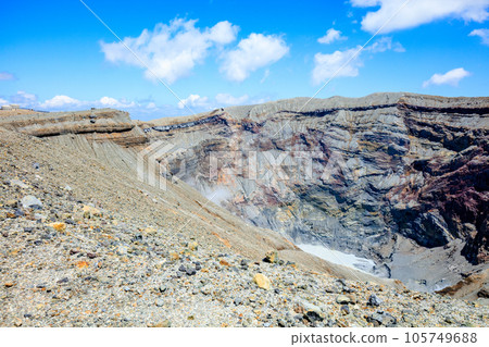 夏季的阿蘇中岳第一火山口,熊本縣阿蘇市 夏季的阿蘇中岳第一火山口,熊本縣阿蘇市 105749688