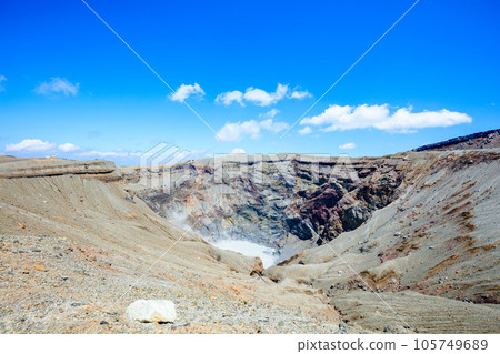 夏季的阿蘇中岳第一火山口,熊本縣阿蘇市 夏季的阿蘇中岳第一火山口,熊本縣阿蘇市 105749689