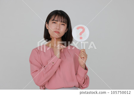 一個穿著休閒服、戴著哈特納盤子的女人_1 一個穿著休閒服、戴著哈特納盤子的女人_1 105750012