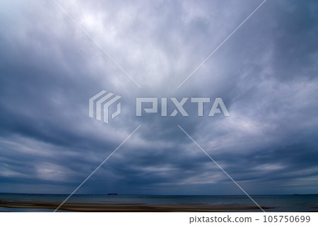 可疑的多雲海邊[多雲的天空，多雲的天空，黑暗的圖像] 105750699
