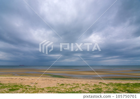可疑的多雲海邊[多雲的天空，多雲的天空，黑暗的圖像] 105750701