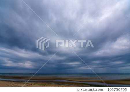 可疑的多雲海邊[多雲的天空，多雲的天空，黑暗的圖像] 105750705