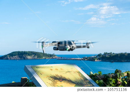 無人機在陽光明媚的海邊天空中飛行 | 無人機圖像 | 航拍圖像 105751136