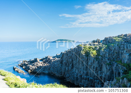 The scenery of Tojinbo, a sightseeing spot with cliffs on a refreshing summer morning｜Sakai City, Fukui Prefecture 105751308