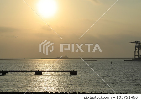太陽開始西斜的那霸港 太陽開始西斜的那霸港 105751466