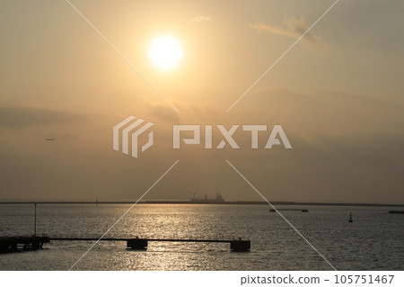太陽開始西斜的那霸港 太陽開始西斜的那霸港 105751467