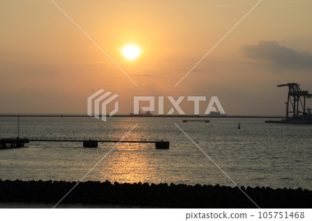太陽開始西斜的那霸港 太陽開始西斜的那霸港 105751468