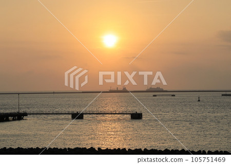 太陽開始西斜的那霸港 太陽開始西斜的那霸港 105751469