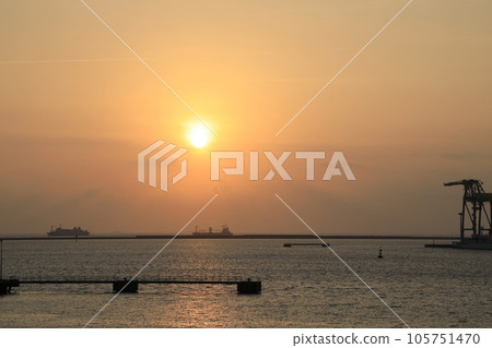 太陽開始西斜的那霸港 太陽開始西斜的那霸港 105751470