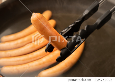sausage sausage 105752098
