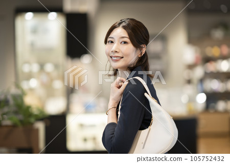 Arasa woman with a bag on her shoulder 105752432