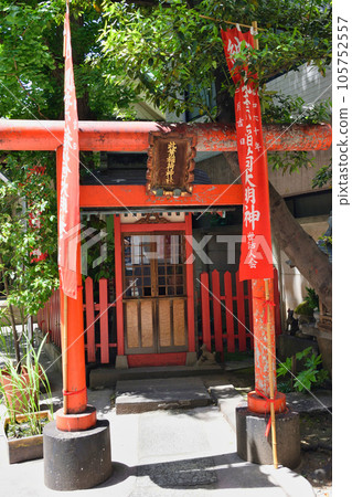 Konoha Inari Shrine in the grounds of Ichogaoka Hachiman Shrine (Taito Ward, Tokyo) 105752557
