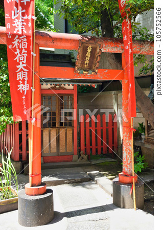 Konoha Inari Shrine in the grounds of Ichogaoka Hachiman Shrine (Taito Ward, Tokyo) 105752566