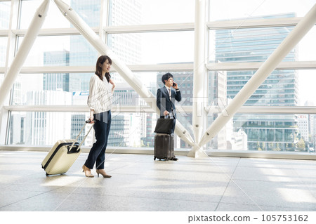 穿過機場大廳的商務人員 105753162