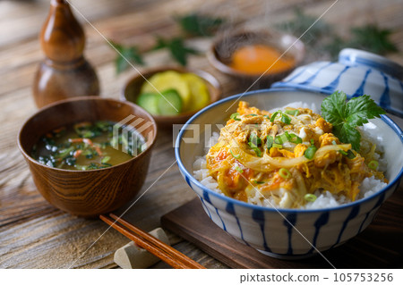 Japanese food standard! Fluffy egg bowl (egg bowl) served with miso soup and trefoil, soft-boiled egg (furita background) 105753256