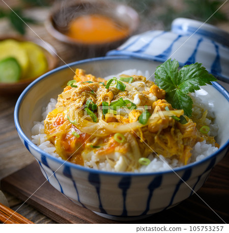 日本食品標準！蓬鬆的雞蛋碗（雞蛋碗）配味噌湯和三葉草，半熟雞蛋（furita背景） 105753257