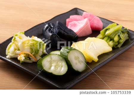 Assorted pickles 105753339