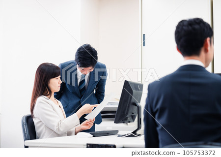 A subordinate man who is angry with a female boss A subordinate man who is angry with a female boss 105753372