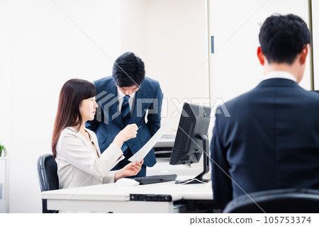 一個對女上司生氣的下屬 一個對女上司生氣的下屬 105753374
