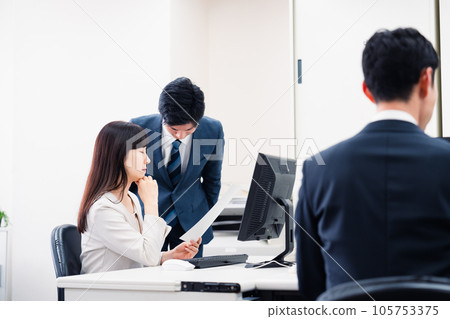 一個對女上司生氣的下屬 一個對女上司生氣的下屬 105753375