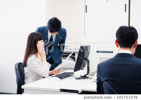 一個對女上司生氣的下屬 一個對女上司生氣的下屬 105753376