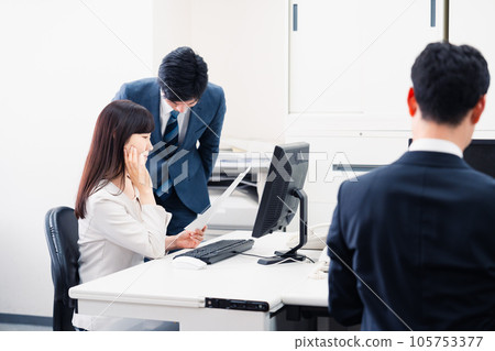 一個對女上司生氣的下屬 一個對女上司生氣的下屬 105753377