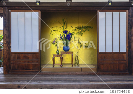 金色屏風前鮮花化作畫 105754438